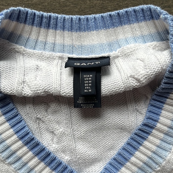 Thin knitted crewneck sweater, size medium with small embroidery on left chest - Picture 2 of 3